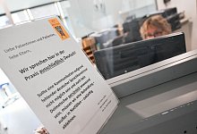 Schild Praxis f&uuml;r Kinder- und Jugendmedizin - Marius Bulling/onw-images/dpa