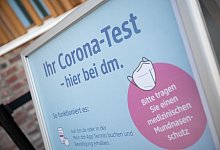 Coronavirus - Schnelltests bei Drogeriemarkt DM - Foto: Sebastian Gollnow/dpa