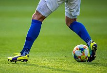 Ein Fu&szlig;ballspieler ist am Ball. - Jens B&uuml;ttner/dpa-Zentralbild/ZB/Symbolbild