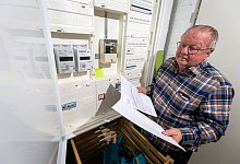 Paderborn, 23. M&auml;rz 2023: G&uuml;nther Kley aus Schlo&szlig; Neuhaus steht im Keller vor seinem Stromkasten - Niklas T&uuml;ns