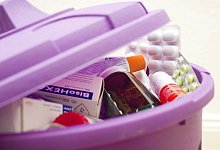 Eine M&uuml;lltonne voll alter Medikamente - Franziska Gabbert/dpa-tmn