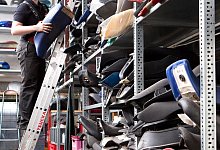 Lager mit Regalen in einer Werkstatt - Kai Remmers/dpa-tmn