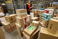 Paketversand - Foto: Bernd W&uuml;stneck/dpa-Zentralbild/dpa