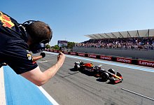 Formel-1-Pilot Max Verstappen f&auml;hrt im Red-Bull-Boliden &uuml;ber die Ziellinie und gewinnt das Rennen. - Eric Gaillard/Pool Reuters/AP/dpa