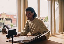 Mann arbeitet am Laptop - Zacharie Scheurer/dpa-tmn