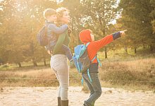 Familie beim Wandern - Christin Klose/dpa-tmn