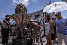 Touristen in der sengenden Sonne auf der Piazza Venezia in Rom - Oliver Weiken/dpa/dpa-tmn