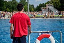 Ein Schwimmmeister hat auf eine Beschwerde von Badeg&auml;sten reagiert und wurde daraufhin angegriffen. - picture alliance/dpa (Symbolbild)