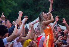 Isi Glück singt mit ihren Fans. - Raphael Bartling