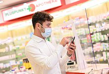 Schluss mit der Zettelwirtschaft? So funktioniert das E-Rezept - Mohssen Assanimoghaddam/dpa