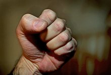 Drohungen gegen den Hausmeiter lässt man lieber - Foto: Karl-Josef Hildenbrand/dpa/dpa-tmn