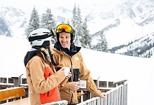 Ein Paar trinkt gemeinsam einen Kaffee in den Bergen - Benjamin Nolte/dpa-tmn