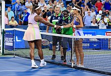 Serena Williams (l) gratuliert Emma Raducanu zum Sieg. - Aaron Doster/AP/dpa