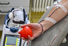 Eine Frau bei einer Blutspende - Patrick Pleul/dpa/dpa-tmn