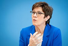 Bundesverteidigungsministerin Kramp-Karrenbauer - Foto: Kay Nietfeld/dpa