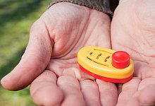 Eine Frau hält einen Clicker in den Händen - Klaus-Dietmar Gabbert/dpa-tmn