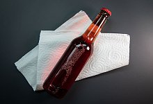 Eine Flasche liegt auf einem Küchenkrepp - Christin Klose/dpa-tmn