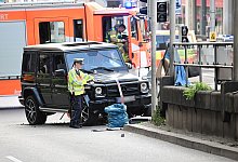 Auto f&auml;hrt in Personengruppe - Bernd Wei&szlig;brod/dpa
