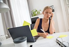 Eine Frau telefoniert im Büro - Christin Klose/dpa-tmn