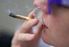 Eine Frau raucht einen Joint - Monika Skolimowska/dpa/dpa-tmn