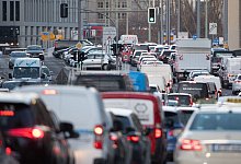 Dicht an dicht stehen Fahrzeuge auf der Gertraudenstraße in Berlin. - Paul Zinken/dpa
