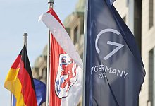 Eine Fahne mit dem G7-Logo flattert vor dem Tagungsort der Digitalministerkonferenz in Düsseldorf im Wind. - Oliver Berg/dpa