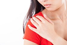 Frau hat Schulterschmerzen - Christin Klose/dpa-tmn