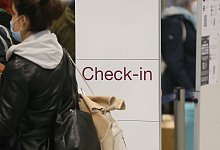 Am Check-in-Schalter - Foto: David Young/dpa