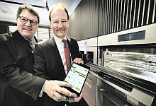 Fernbedienung am Tablet: Reinhard Zinkann (l.) und Markus Miele zeigen Funktionen der neuen Ger&auml;tegeneration. - Andreas Fr&uuml;cht