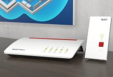 Fritzbox 7590 und Fritz-Repeater 2400 - Foto: AVM GmbH/dpa-tmn