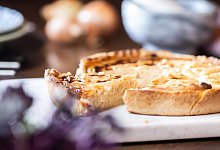 Zwiebelkuchen - Foto: Franziska Gabbert/dpa-tmn