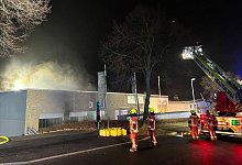 Feuerwehr-Gro&szlig;einsatz bei Fabrikbrand in Velbert - Tim Oelbermann/dpa