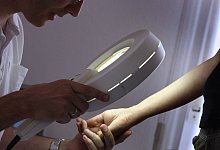 Wer vermutet, eine aktinische Keratose zu haben, sollte zu einem Hautarzt gehen. - Karl-Josef Hildenbrand/dpa-tmn