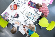 Kinder sitzen an einem Tisch - Sebastian Kahnert/dpa-Zentralbild/dpa