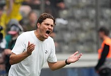 Dortmunds Cheftrainer Edin Terzic an der Seitenlinie in Aktion. - Soeren Stache/dpa/Archivbild