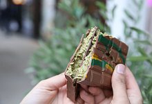 Eine gebrochene Tafel "Dubai-Schokolade" von "Kikis Kitchen" - Sascha Thelen/dpa/dpa-tmn