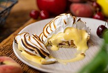 Eis vom Grill - Marian Moschen/Mann backt/dpa-tmn