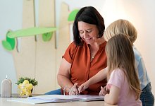 Nicole Peters spielt mit zwei Kindern - Kirsten Neumann/dpa-tmn