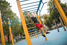 Mann treibt Sport in einem Calisthenics-Park - Christin Klose/dpa-tmn