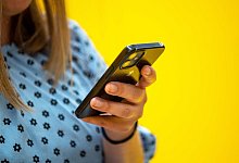 Eine Frau mit Smartphone - Bernd Diekjobst/dpa-tmn