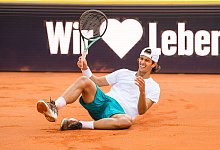 Der Italiener Lorenzo Musetti l&auml;sst sich nach seinem Sieg am Hamburger Rothenbaum zu Boden fallen. - Daniel Bockwoldt/dpa