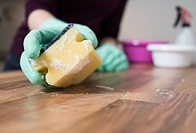 Mit Handschuhen putzen - Foto: Franziska Gabbert