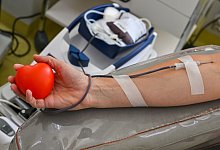 Ein Mann spendet Blut - Patrick Pleul/dpa/dpa-tmn