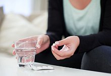 Eine Frau nimmt Medikamente ein - Christin Klose/dpa-tmn