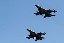 Kampfflugzeuge vom Typ F-16 - Mindaugas Kulbis/AP/dpa