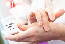 Eine Frau nutzt ein Kosmetikprodukt an der Hand - Franziska Gabbert/dpa-tmn