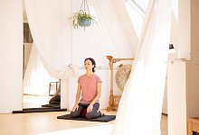 Eine Frau meditiert in einer Yoga-Ecke - Zacharie Scheurer/dpa-tmn/dpa