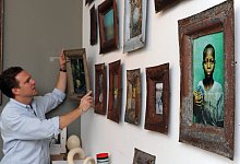 Aufh&auml;ngen eines Bildes - Foto: Soeren Stache/dpa-Zentralbild/dpa