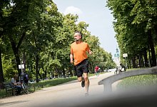 &Auml;lterer Mann beim Joggen - Christin Klose/dpa-tmn