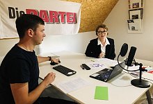 &nbsp;So sahen hunderte von Zuschauern auf Facebook, Youtube und Instagram die Fragerunde der B&uuml;rgermeisterkandidaten in Schlangen.Rechts unten die Moderatoren Maximilian Scholz und Bianka Vollmer von derPARTEI Ortsgruppe Schlangen. - DIE PARTEI Ortsgruppe Schlangen